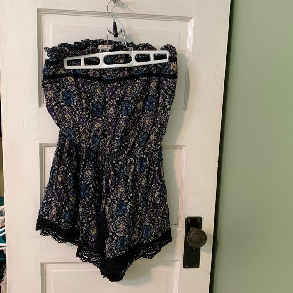 Lovely Floral, Strapless Romper form Xhileraton! Cinch waist and lacy hem!